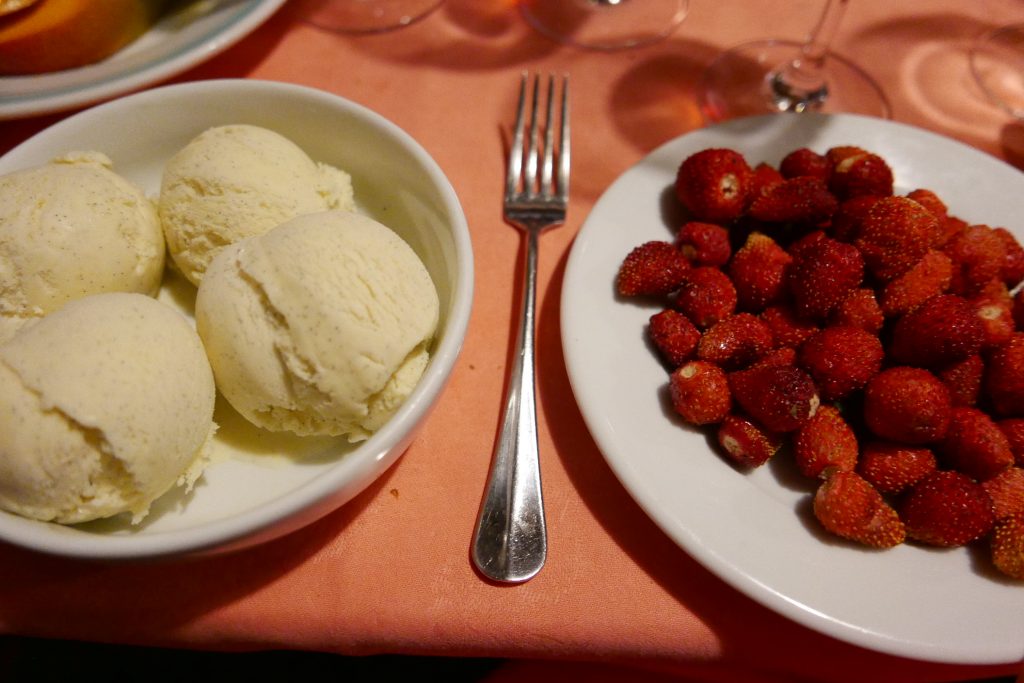 Glace vanille et fraises des bois © GP