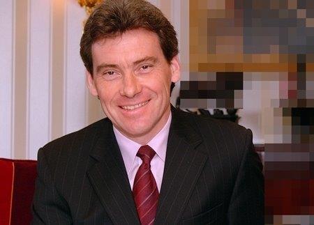 Les chuchotis du lundi : Paris, Michelin, les 1ers pronostics,  adieu à Claude Lebey, les Troisgros à Ouches, Husser passe la main, Alléno et son terroir, l&rsquo;hypothèse Couillon, le Petit Lutéquoi? Laurent André booste le Café de la Paix, ça bouge à l&rsquo;Inter