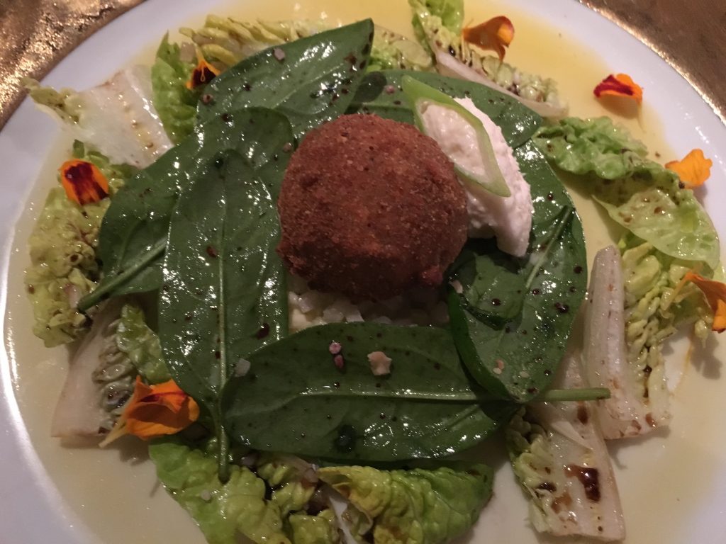 Cromesquis de pied de veau, consommé de volaille et céleri rémoulade au raifort © GP