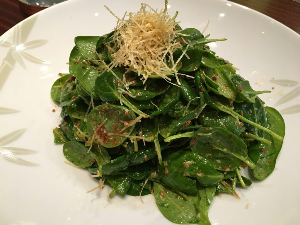 Salade de pousses d'épinard au miso croustillant © GP