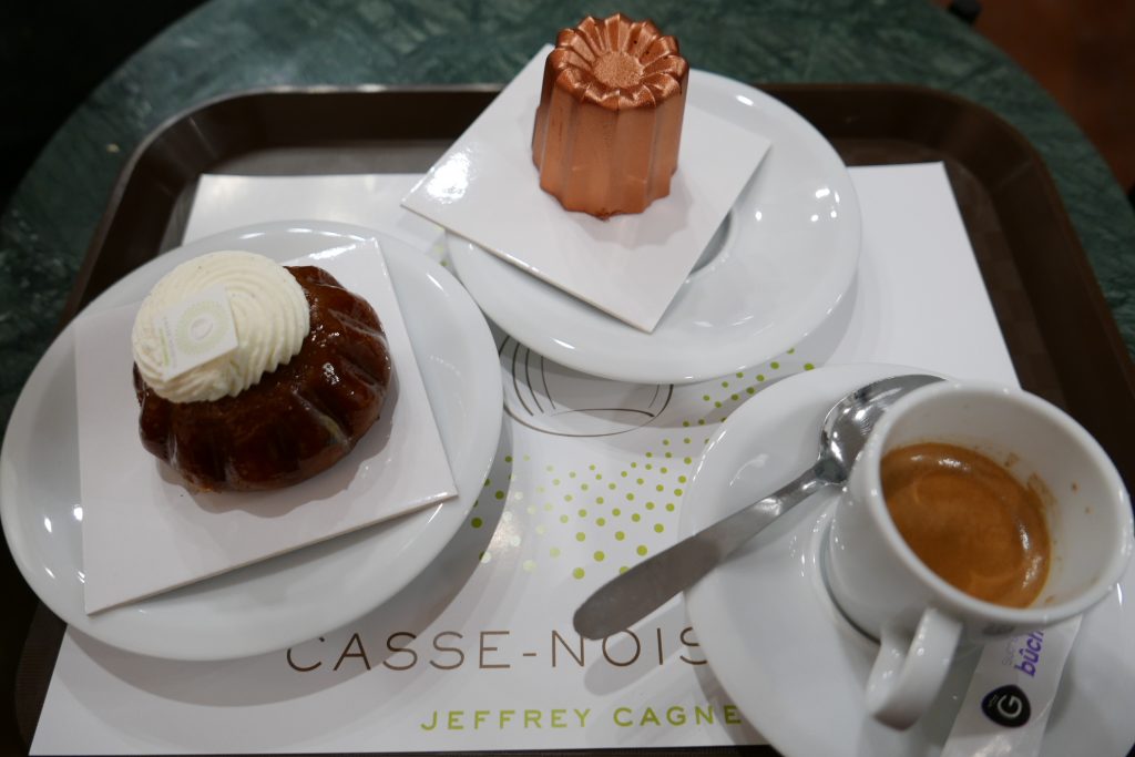 Un goûter (baba, cannelé, café) © GP