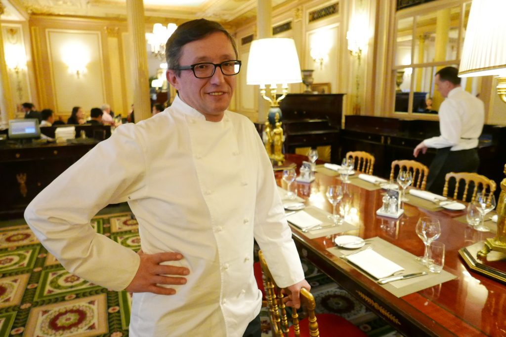 Les chuchotis du lundi : Paris, Michelin, les 1ers pronostics,  adieu à Claude Lebey, les Troisgros à Ouches, Husser passe la main, Alléno et son terroir, l&rsquo;hypothèse Couillon, le Petit Lutéquoi? Laurent André booste le Café de la Paix, ça bouge à l&rsquo;Inter