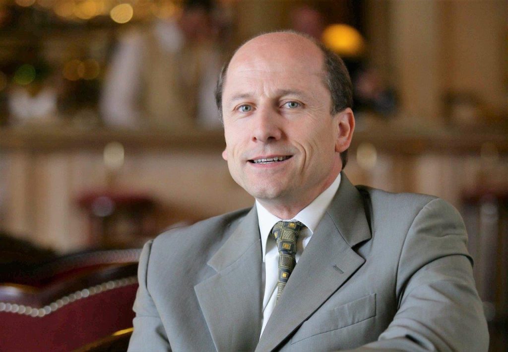 Les chuchotis du lundi : Paris, Michelin, les 1ers pronostics,  adieu à Claude Lebey, les Troisgros à Ouches, Husser passe la main, Alléno et son terroir, l&rsquo;hypothèse Couillon, le Petit Lutéquoi? Laurent André booste le Café de la Paix, ça bouge à l&rsquo;Inter
