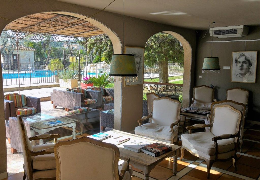Mougins : une auberge lunaire, gourmande et littéraire
