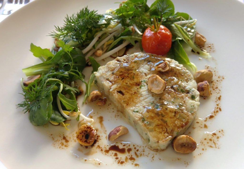 Mougins : une auberge lunaire, gourmande et littéraire