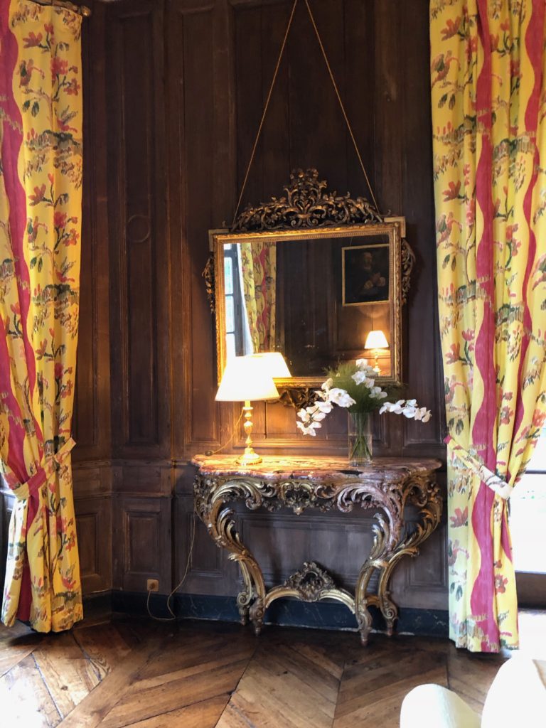 avec ses boiseries