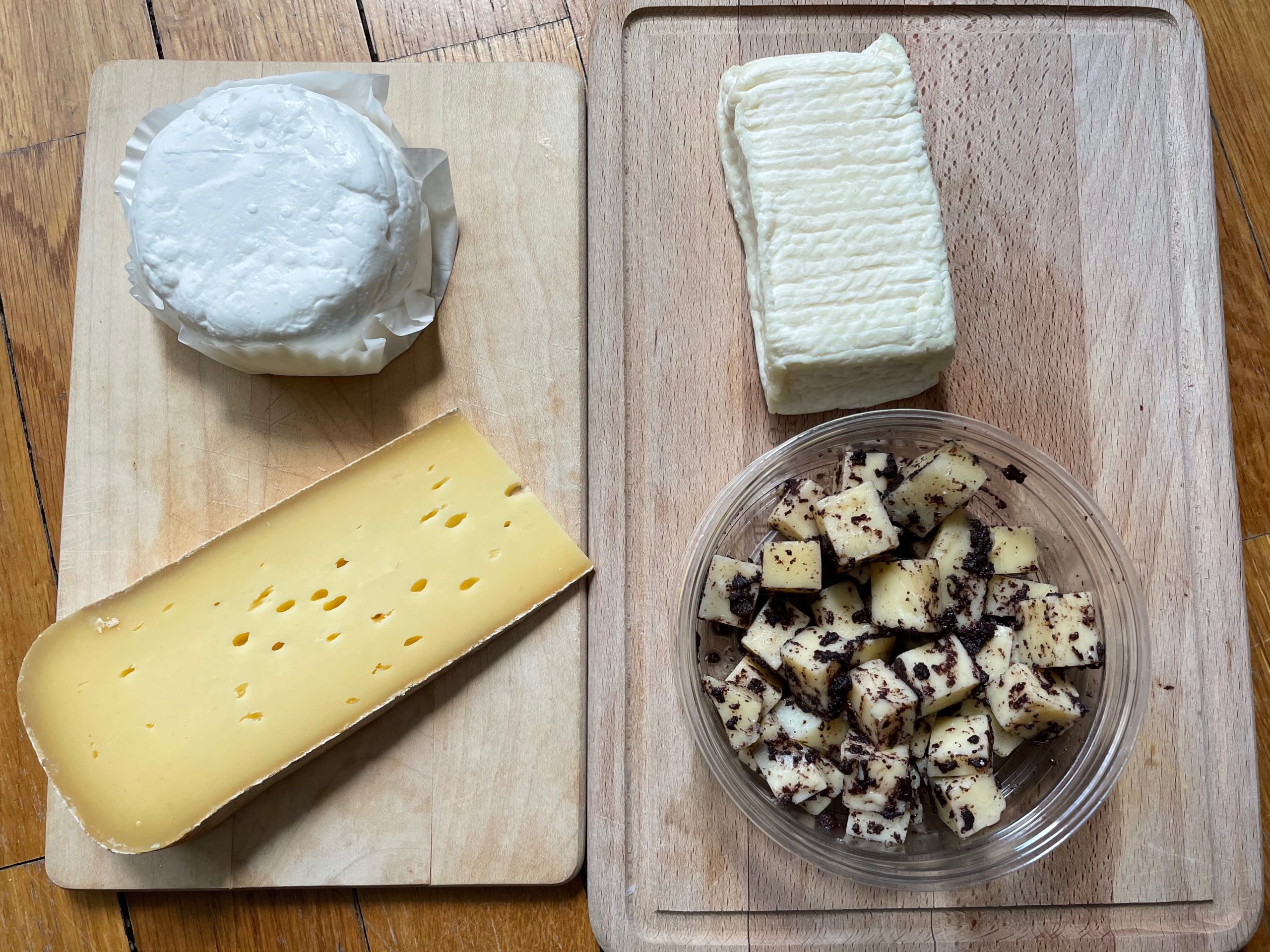Comté à la tapenade, tomme du Béarn de la ferme de Maria, chèvre frais des deux Sevres, brique de brebis © GP