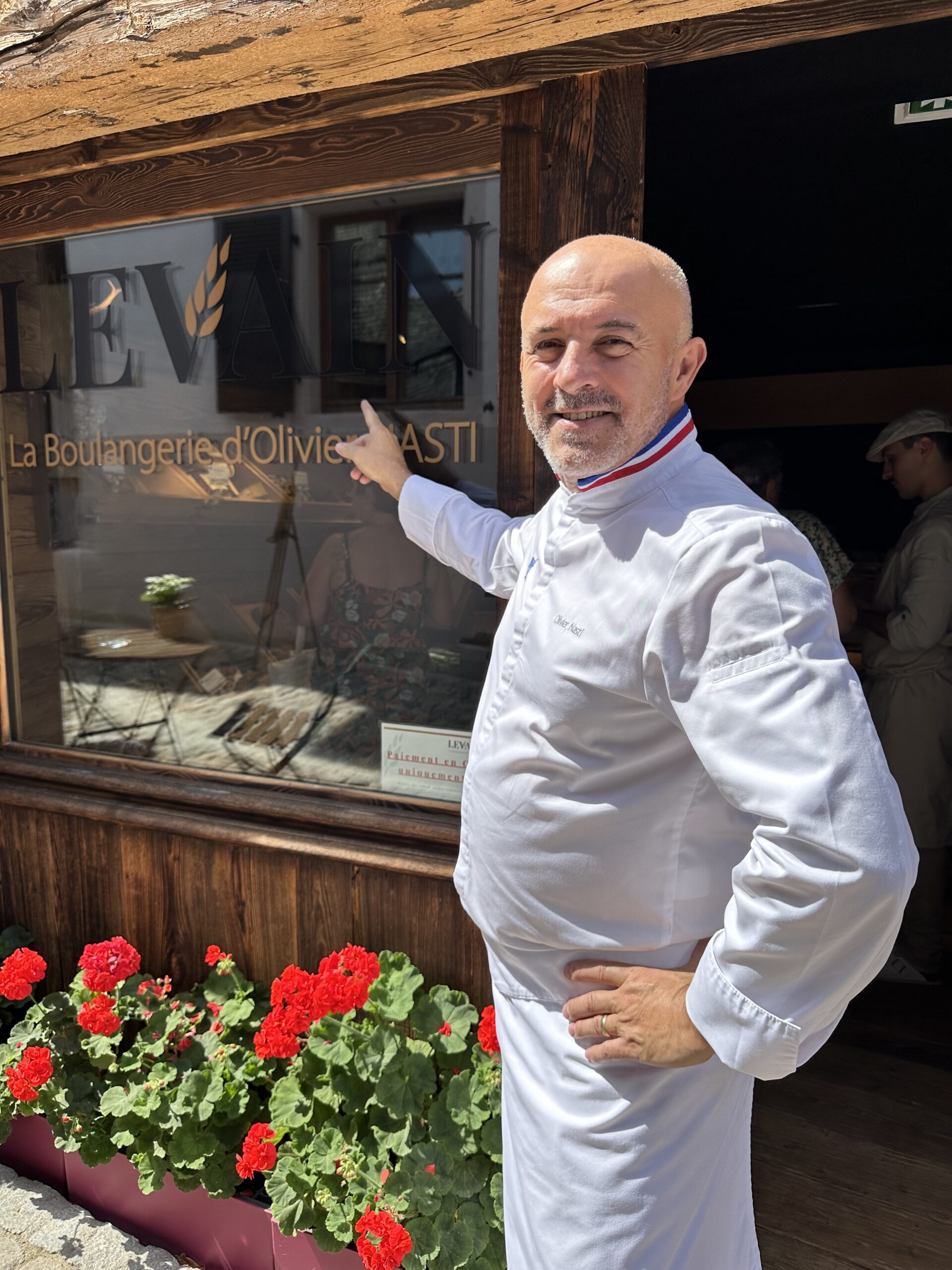 Olivier Nasti devant sa boutique © GP
