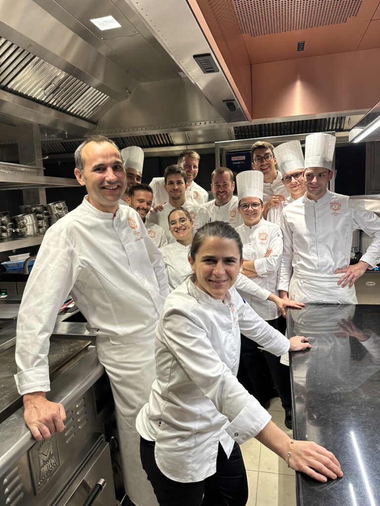 Eugénie Béziat avec l’équipe de cuisine © GP