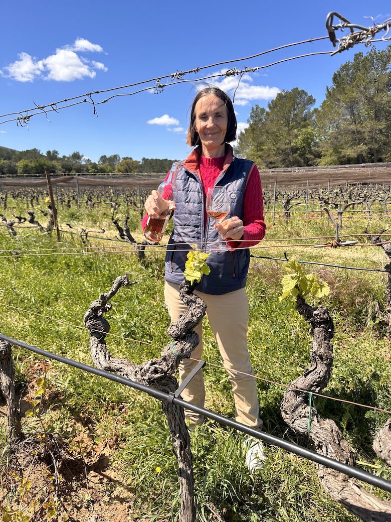 Roselyne dans les vignes © GP