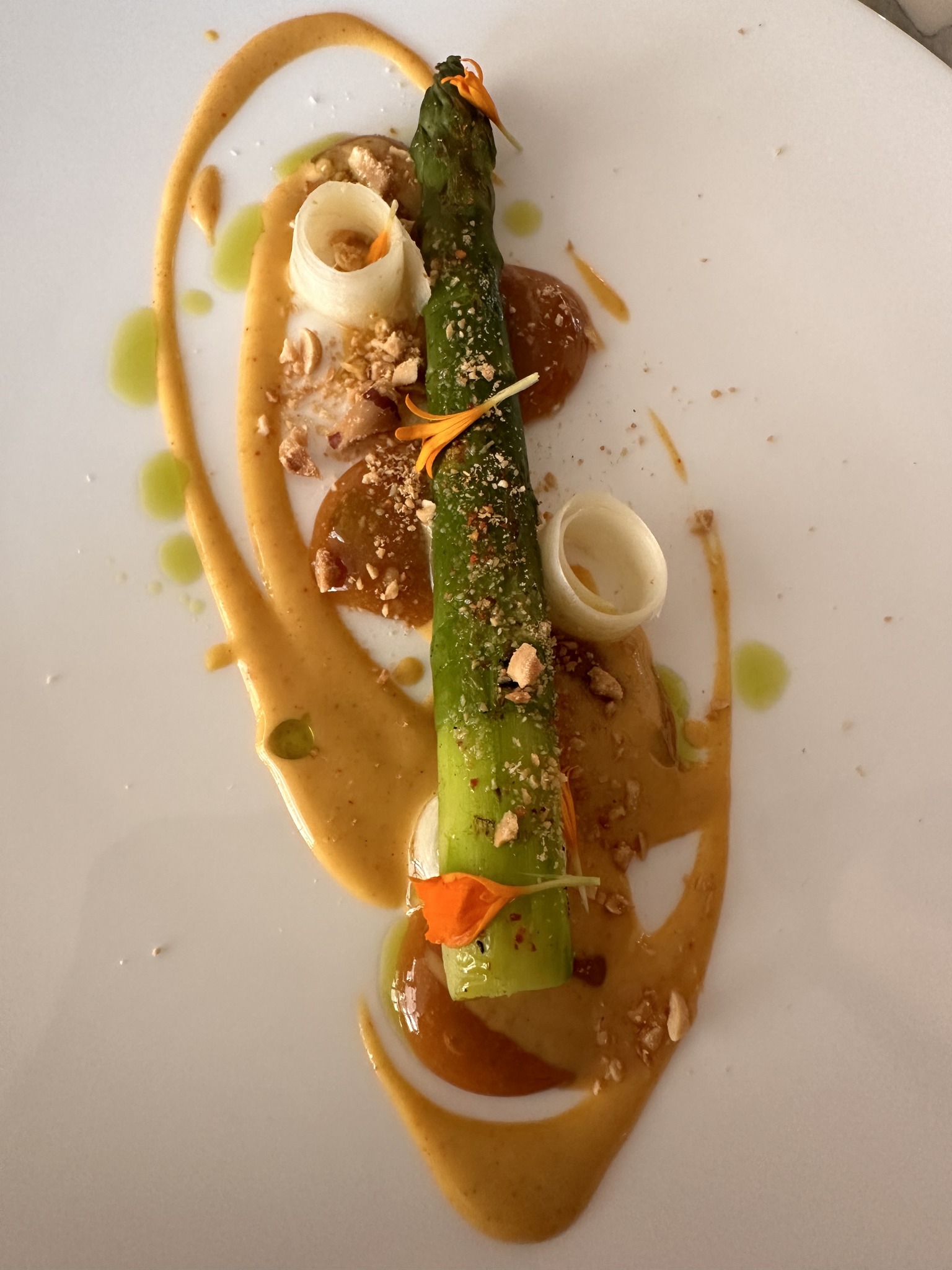 Asperge, jaune d’œuf miso, mangue et cacahuètes © GP