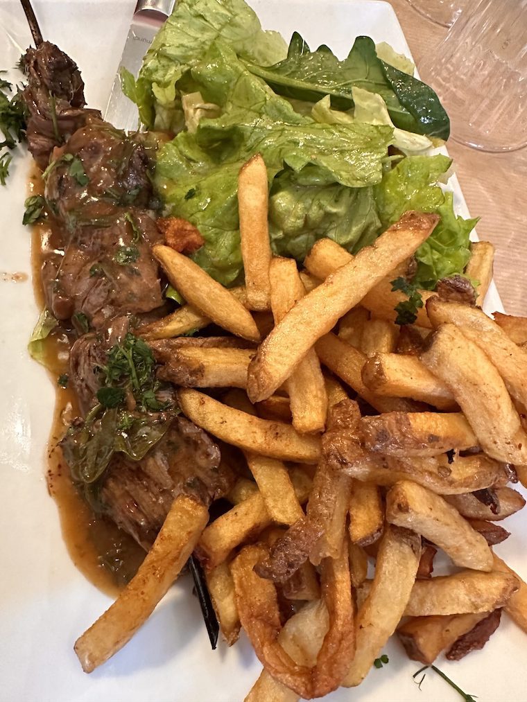 Brochette d’onglet et frites maison © GP