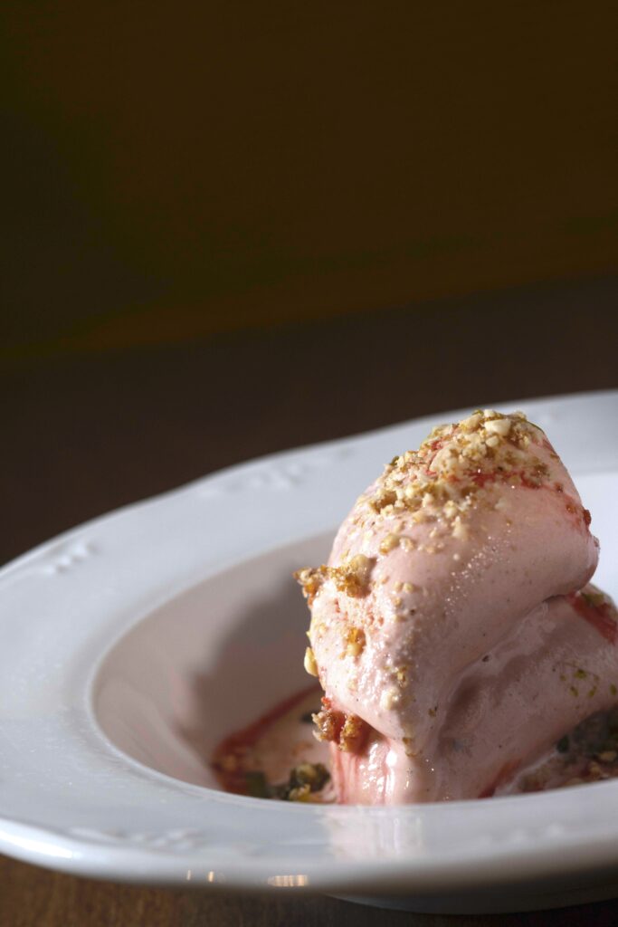 Kulfi rose, vanille, crumble © MR