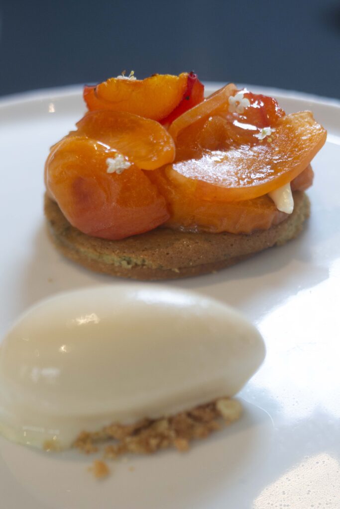 Abricots du Roussilon, tarte amandine, glaceeaux amandes © MR