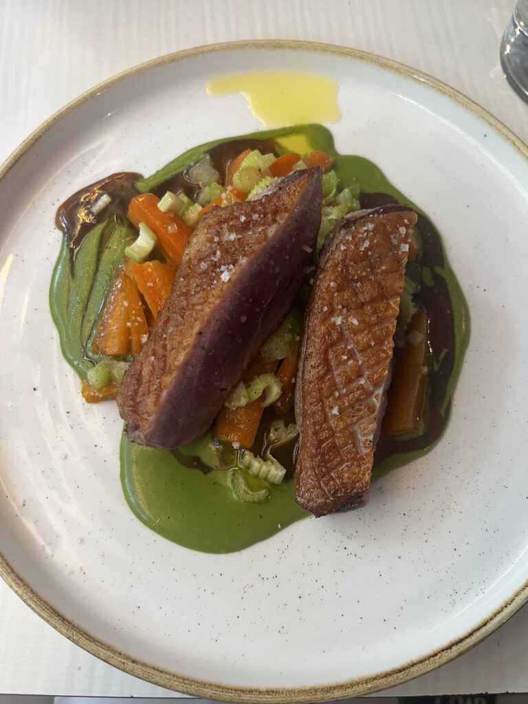 Canette, crème de persil, jus de viande, carottes © BB