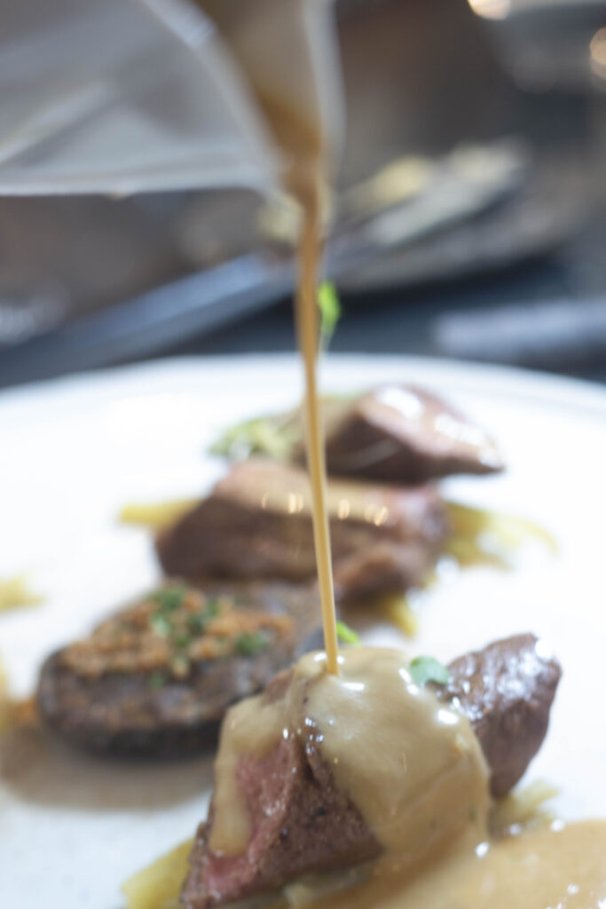 Onglet de veau, haricots beurre de Provence et portobello garni © MR