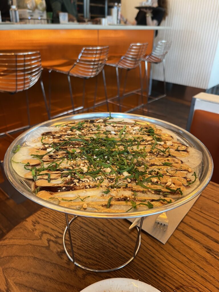 Carpaccio de chou rave, huile noire, cajou, menthe © BB