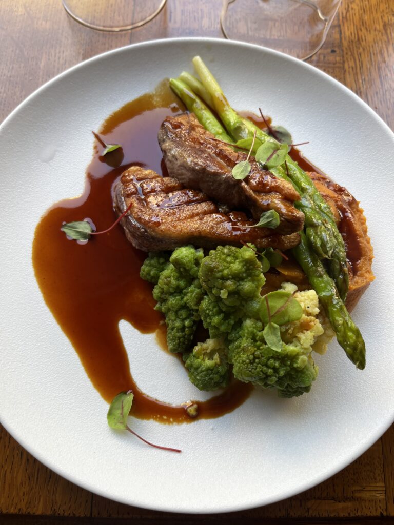 Filet de canette, asperges vertes, chou romanesco © BB