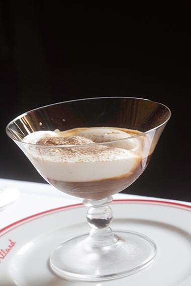 Glace aux trois vanilles noyée de café, praliné © MR