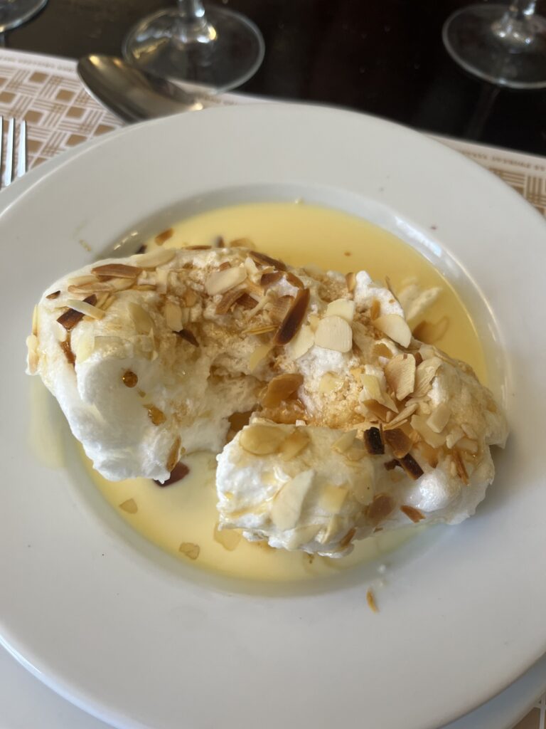 Ile flottante en cours de dégustation © BB