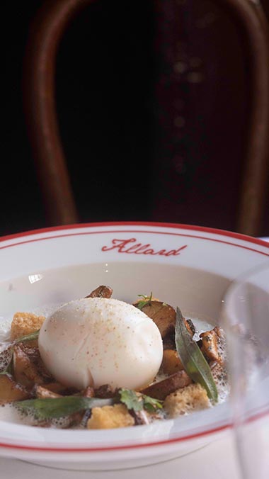 Oeuf de poule mollet, fricassée de girolles, Beaufort © MR