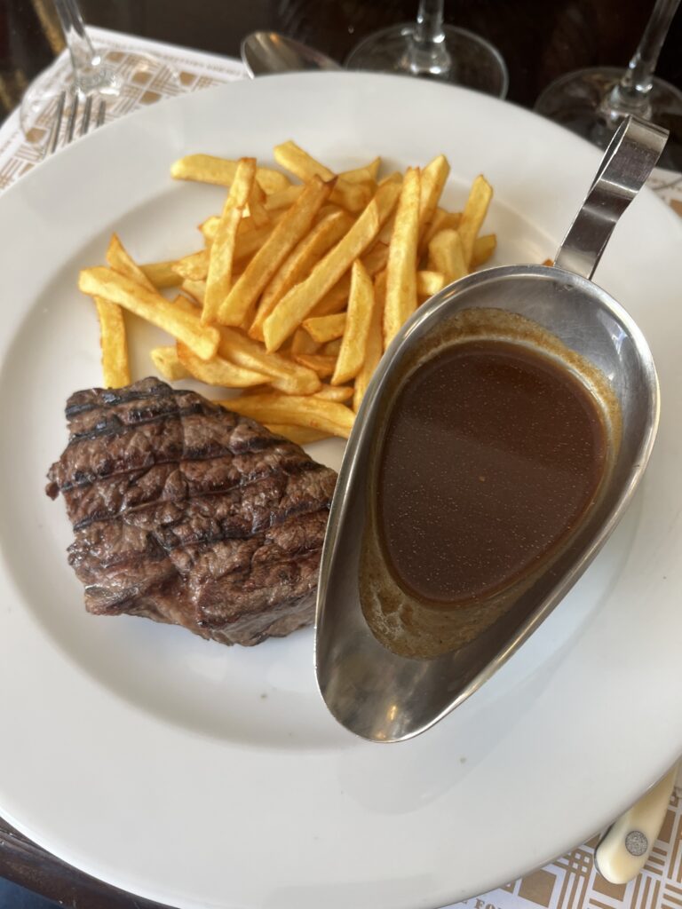 Pavé de rumsteak et frites maison © BB