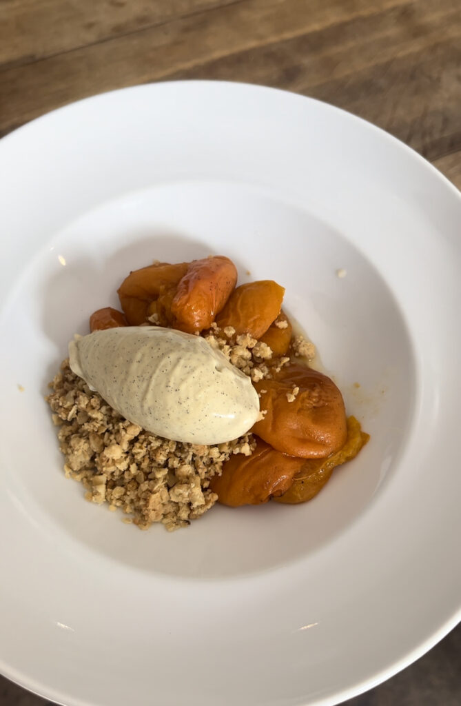 Abricots rôtis au miel, crumble à l'avoine glace vanille © BB