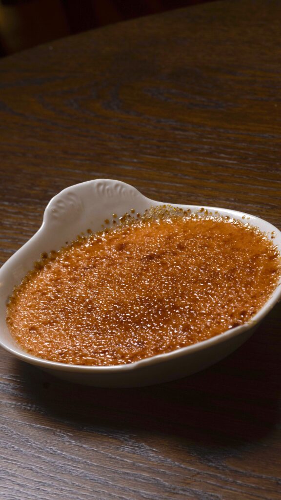 Crème brûlée aux pralines roses © MR