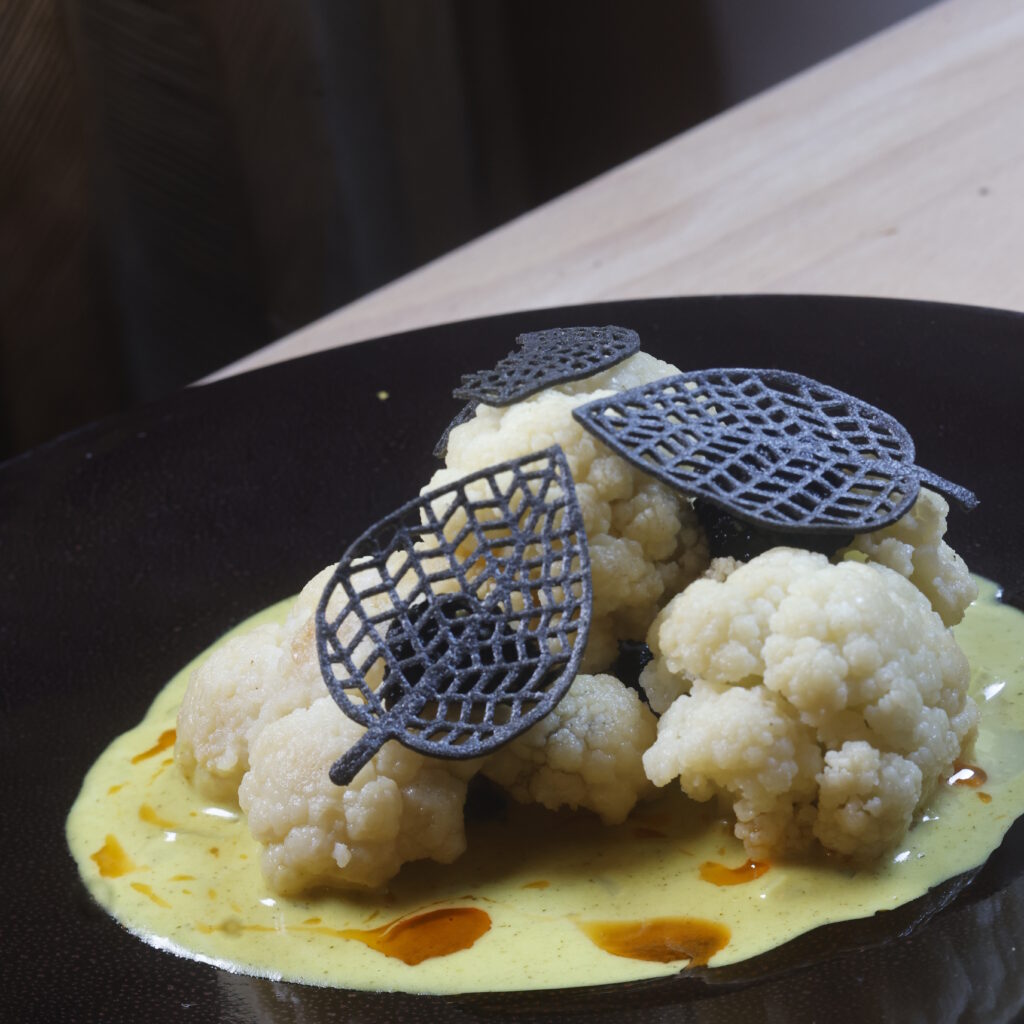 Chou fleur, curry celtique et sésame noir © MR