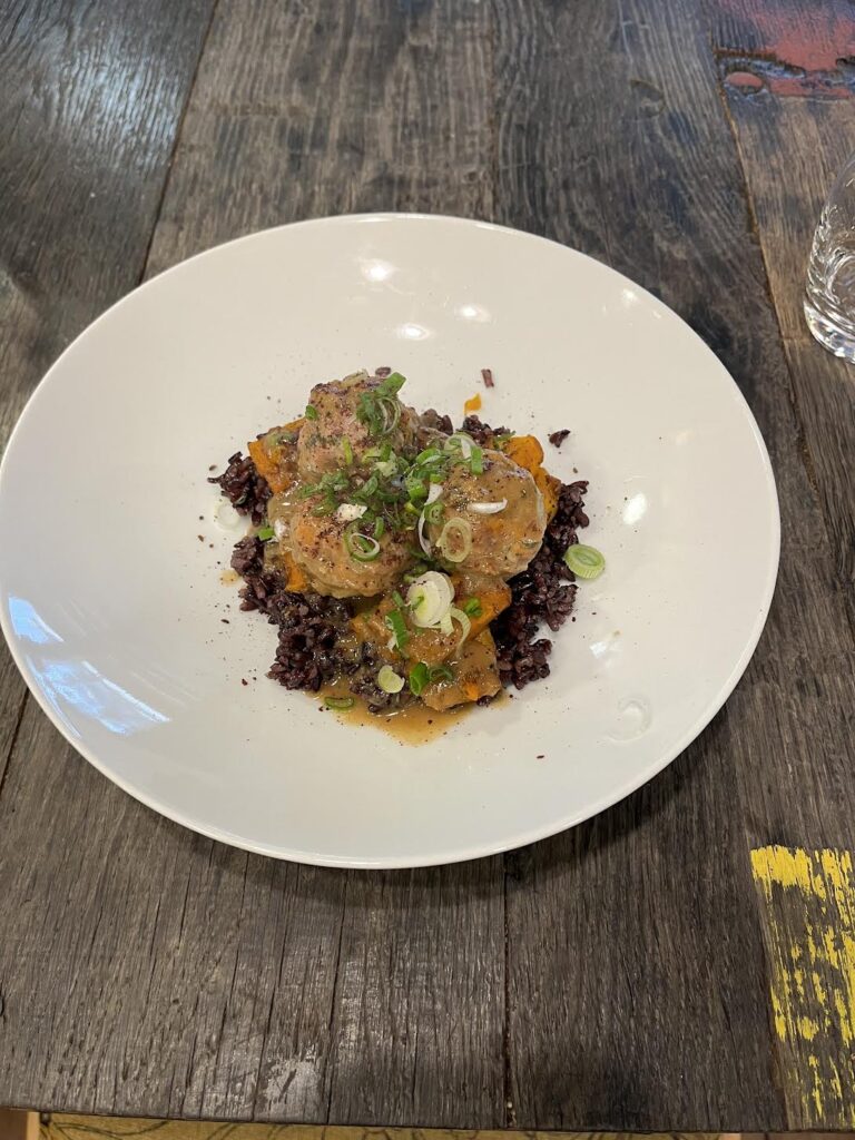 Boulettes de cochon, riz vénéré, légumes, jus cacahuète © OB