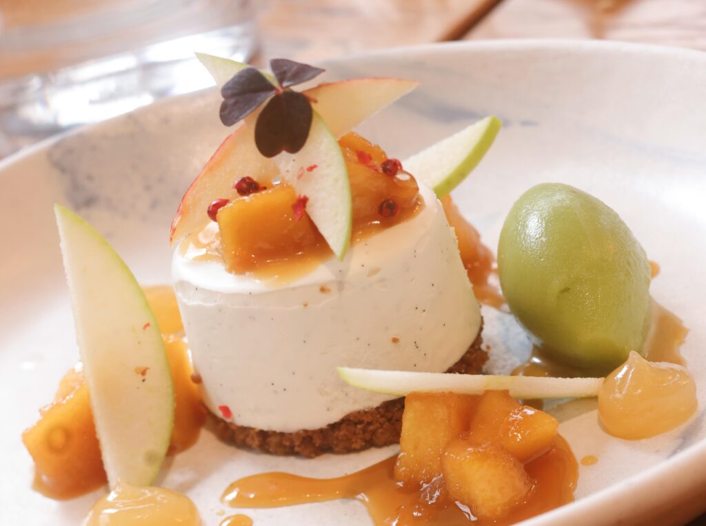 Pomme, bavaroise vanille, sorbet miso pomme verte © MR