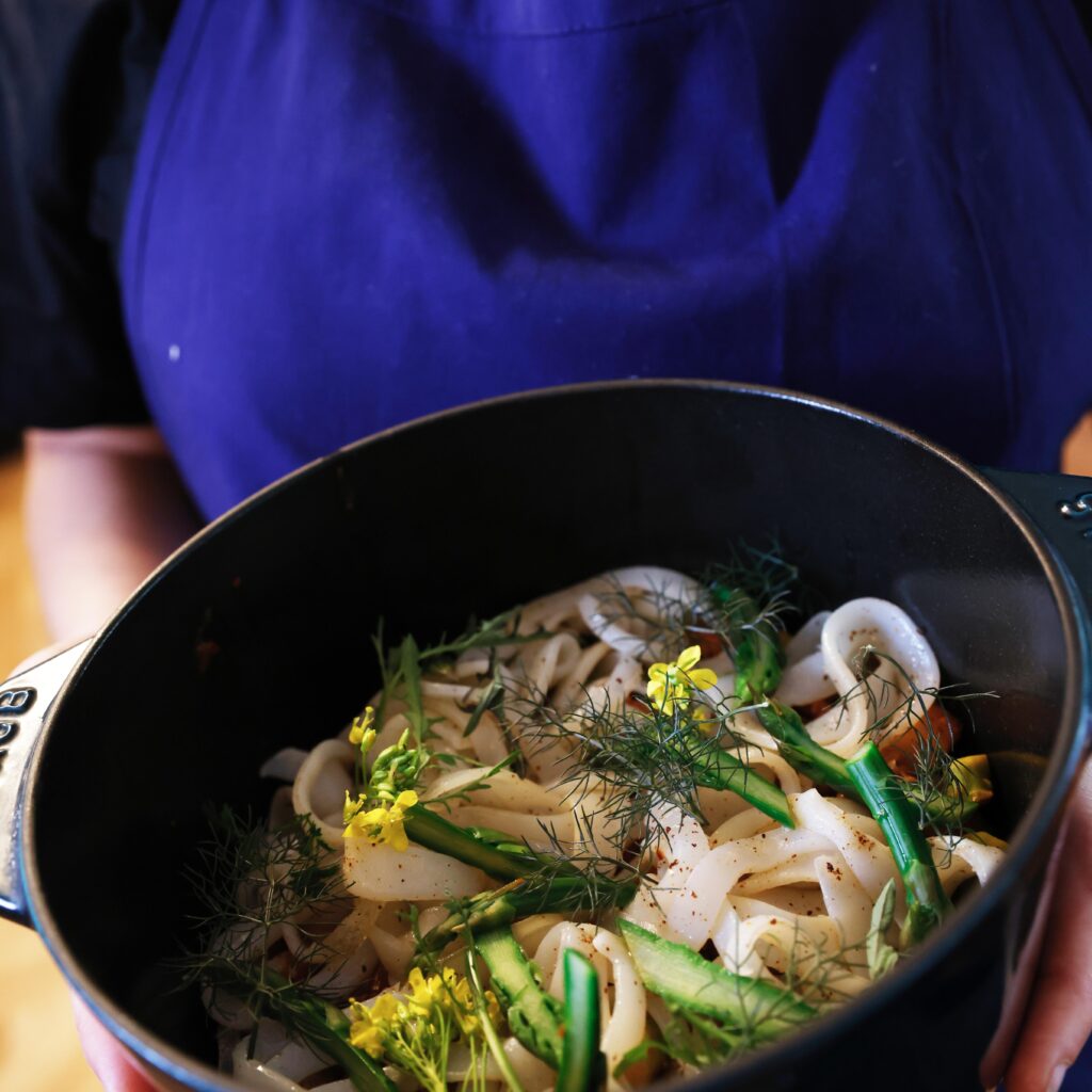 Ragoût de petits pois, seiche, asperges et tagliatelles de seiche © MR