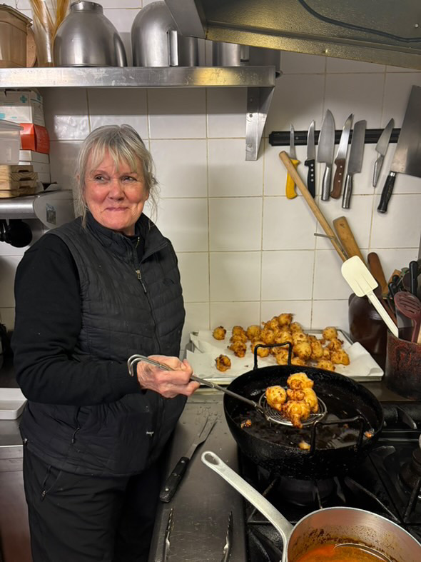 Pauline à la confection de beignets © JRF
